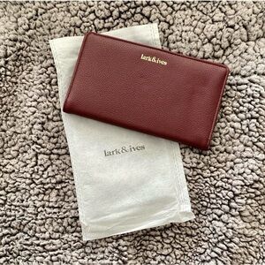 lark & ives Burgundy Leather Zip Wallet